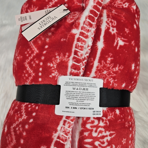 Victoria's Secret Holiday Snowflake Red Sherpa Blanket - Picture 6 of 8